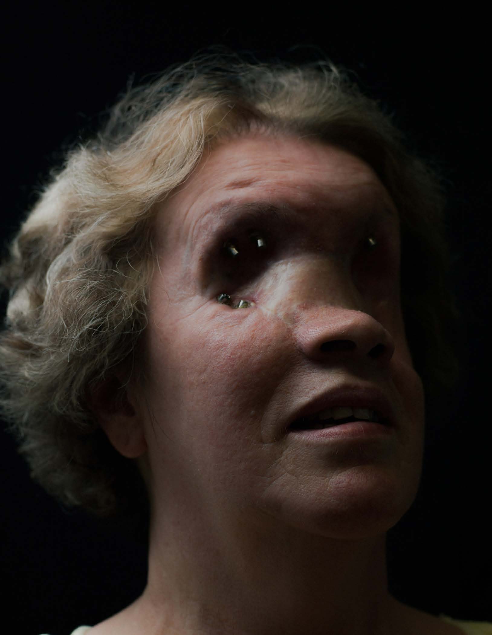 Portrait d’Isabelle, le regard levé